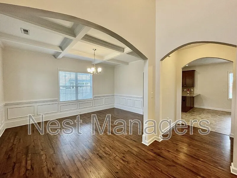 4 bed, 2.5 bath, 2577 sqft, $2,350 — Photo 4
