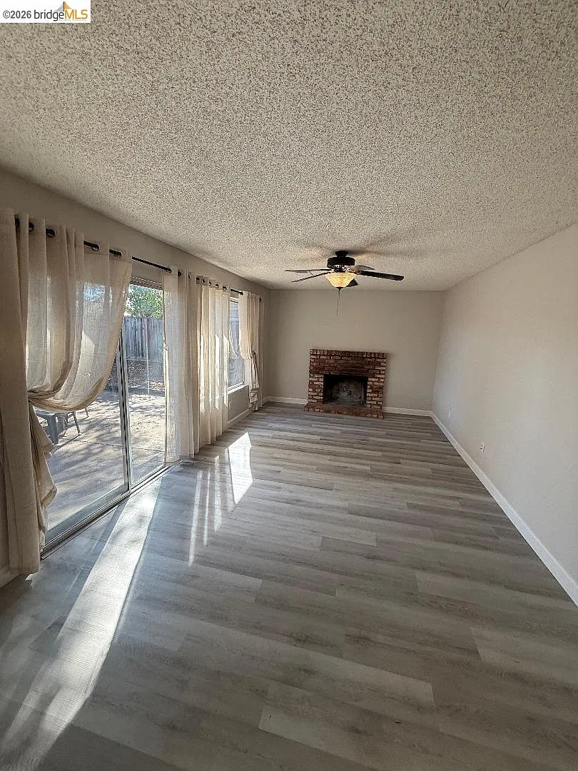 4 bed, 2.0 bath, 1595 sqft, $3,600 — Photo 4