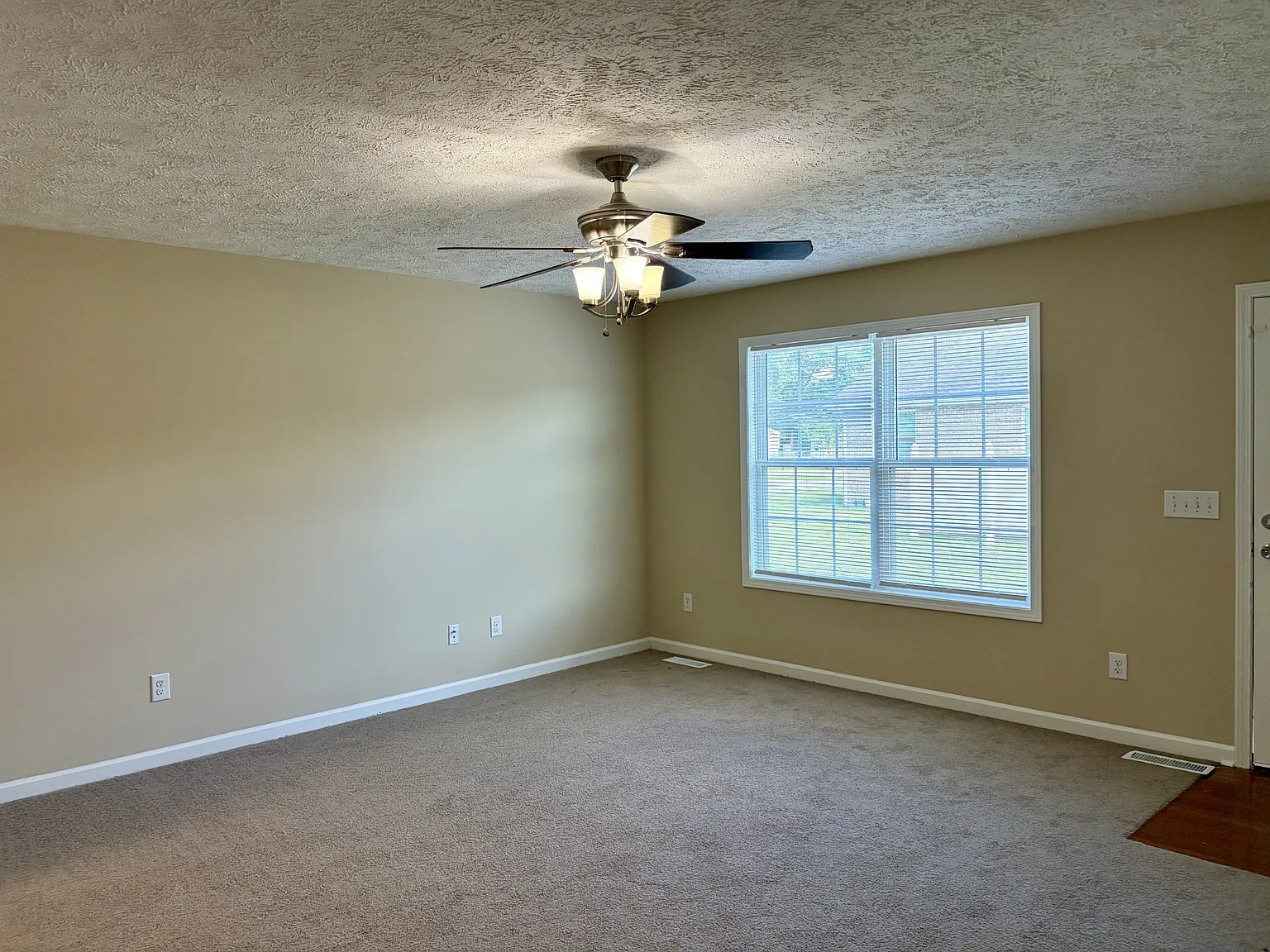 3 bed, 1.0 bath, 1000 sqft, $1,350 — Photo 3