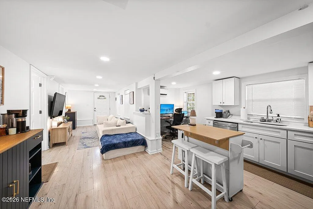 2 bed, 1.0 bath, 756 sqft, $2,500 — Photo 3