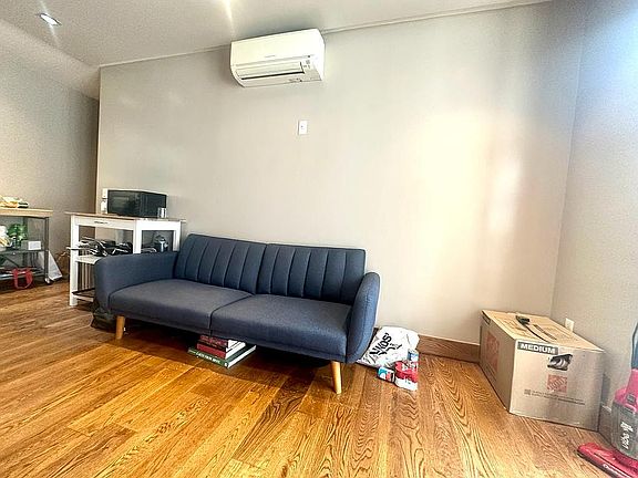 4th image of 865 Willoughby Ave APT 2A