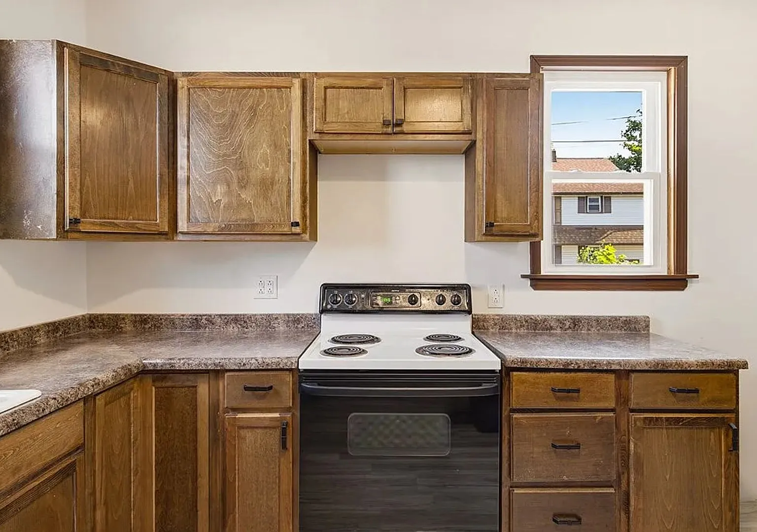 Spacious Updated 3-Bedroom Pet-Friendly Home with Central Air, Original Woodwork & 1,800 Sq. Ft. — Photo 2