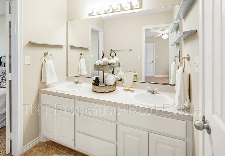 9803 Riskys Ranch Dr — Photo 10