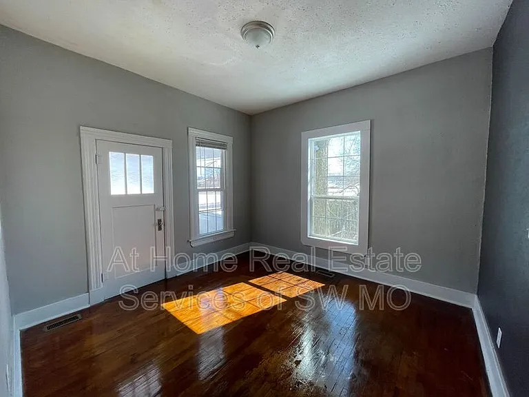 1015 N Sherman Ave — Photo 5