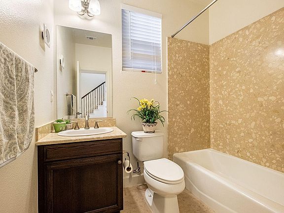 1st Fl Full bathroom