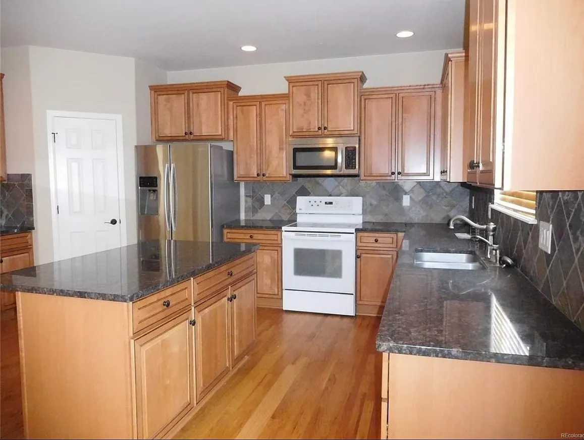 5 bed, 6128 sqft, $3,950 — Photo 4