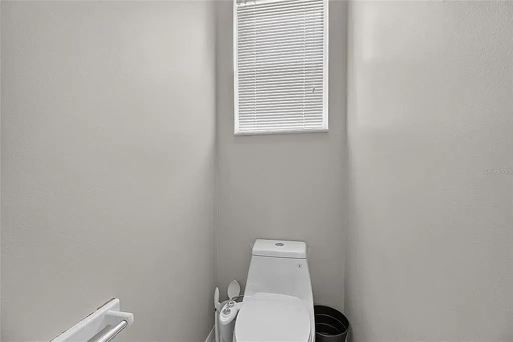4 bed, 2349 sqft, $2,995 — Photo 3