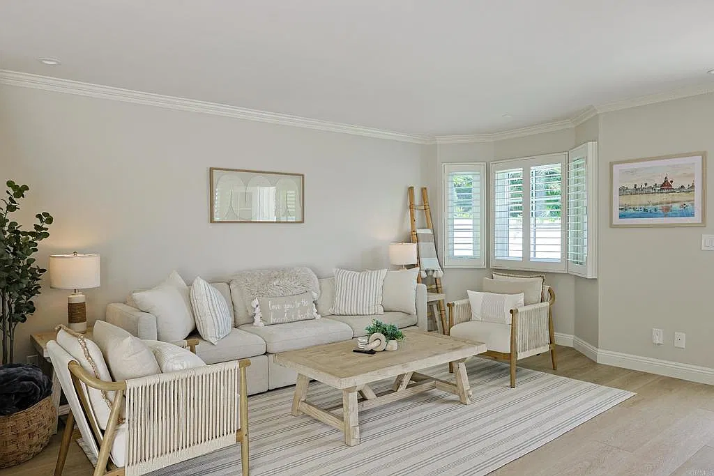 2 bed, 2.5 bath, 2378 sqft, $10,000 — Photo 3