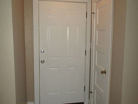 4. 728 S Broadview, Entryway