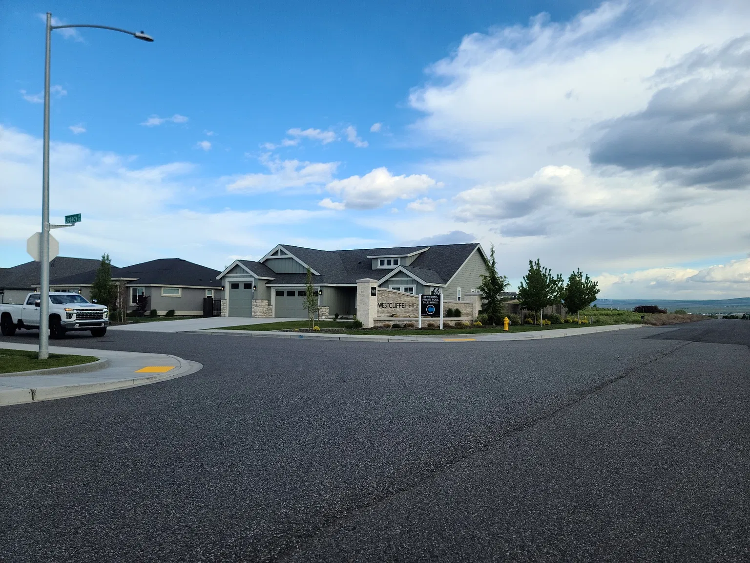 4 bed, 2411 sqft, $3,850 — Photo 2
