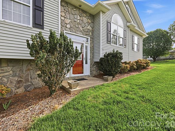 3rd image of 552 Meadowridge Dr