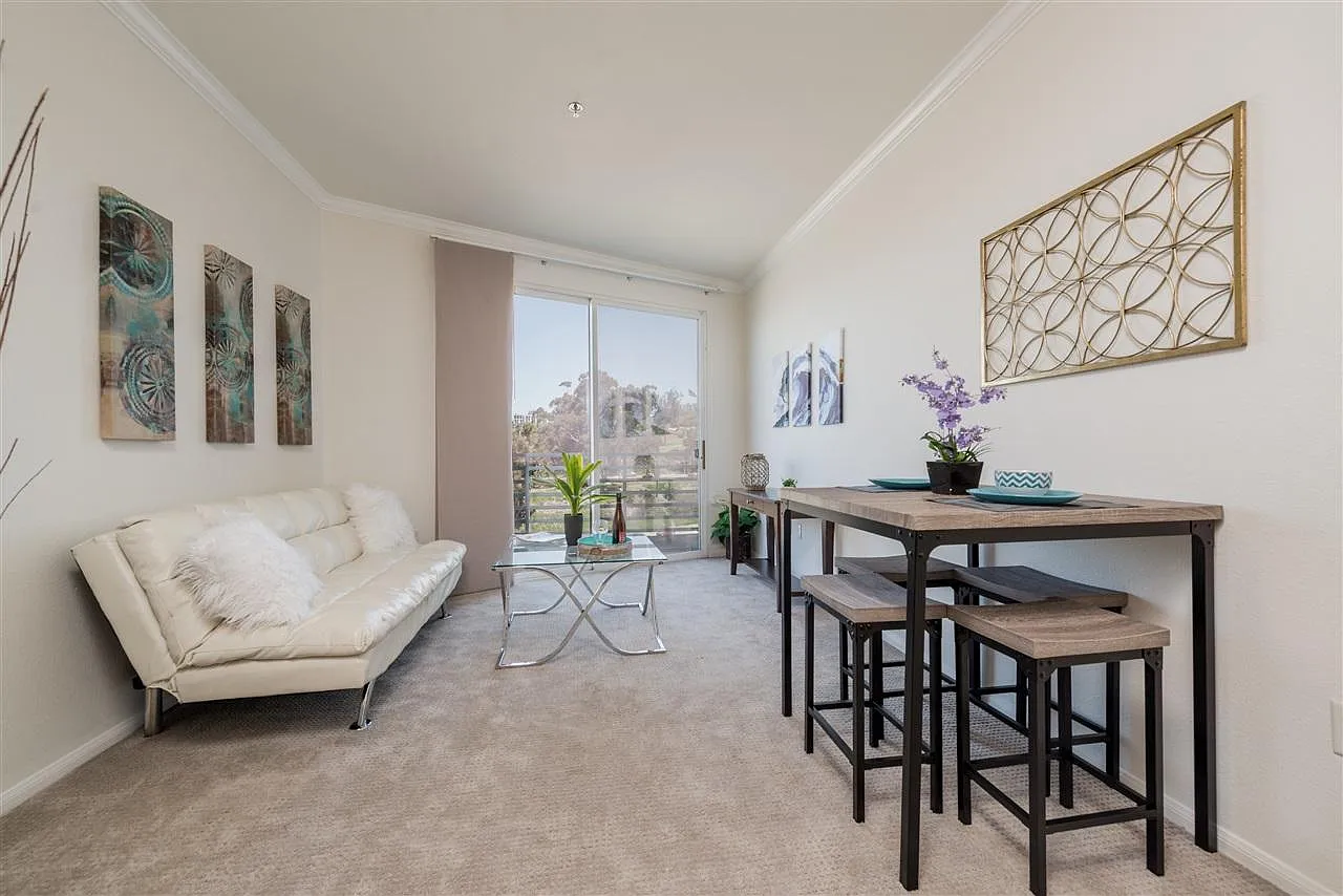 Studio, 450 sqft, $1,989 — Photo 3