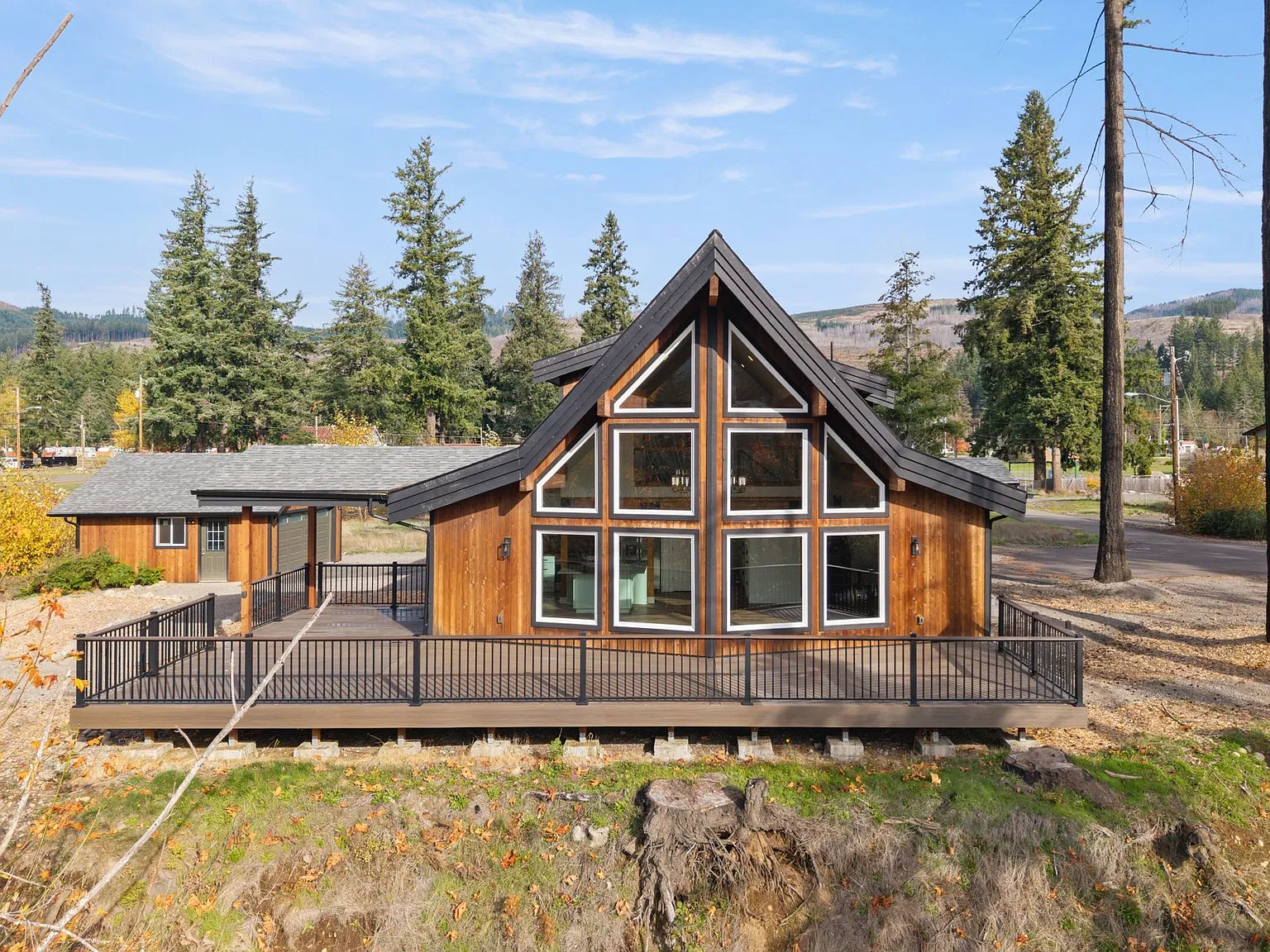 Perched above the Santiam: 3BD/2BA, walls of glass, two fireplaces, 40 min to Salem. — Photo 1