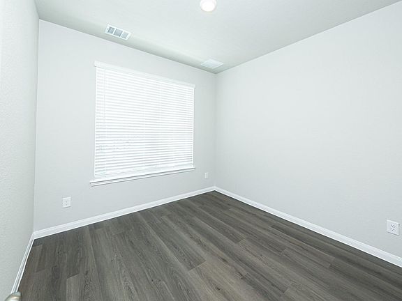 4th image of 622 Pine View Cir