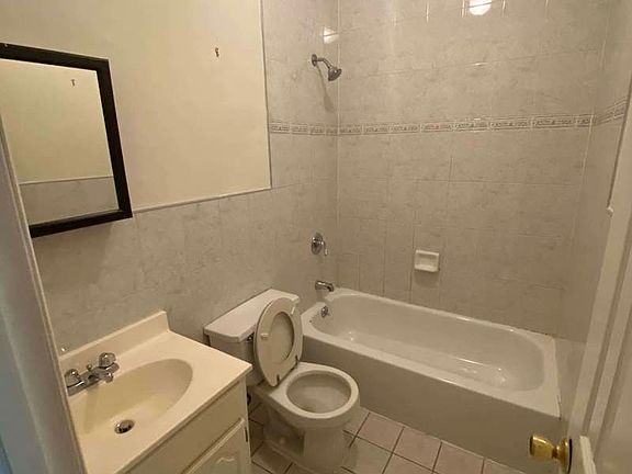 4th image of 214 Gates Ave #1