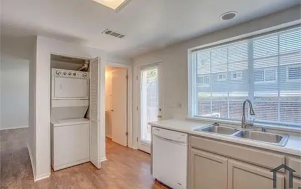4 bed, 1700 sqft, $4,000 — Photo 2