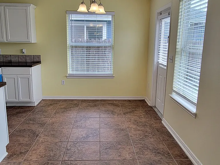 1109 Livermore St — Photo 6