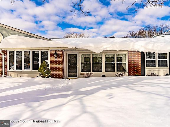 3rd image of 951 Argyll Cir