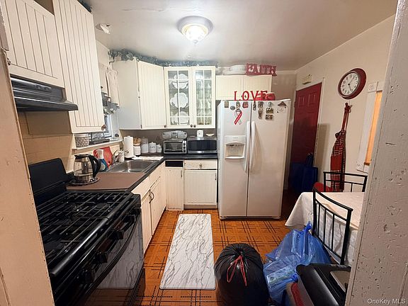 3rd image of 892 Blake Avenue