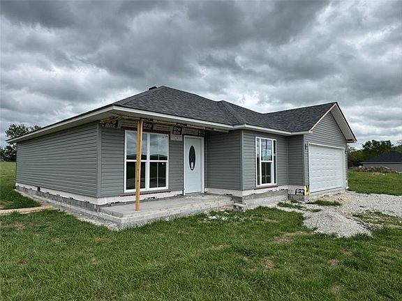 3rd image of 198 Stella Ct