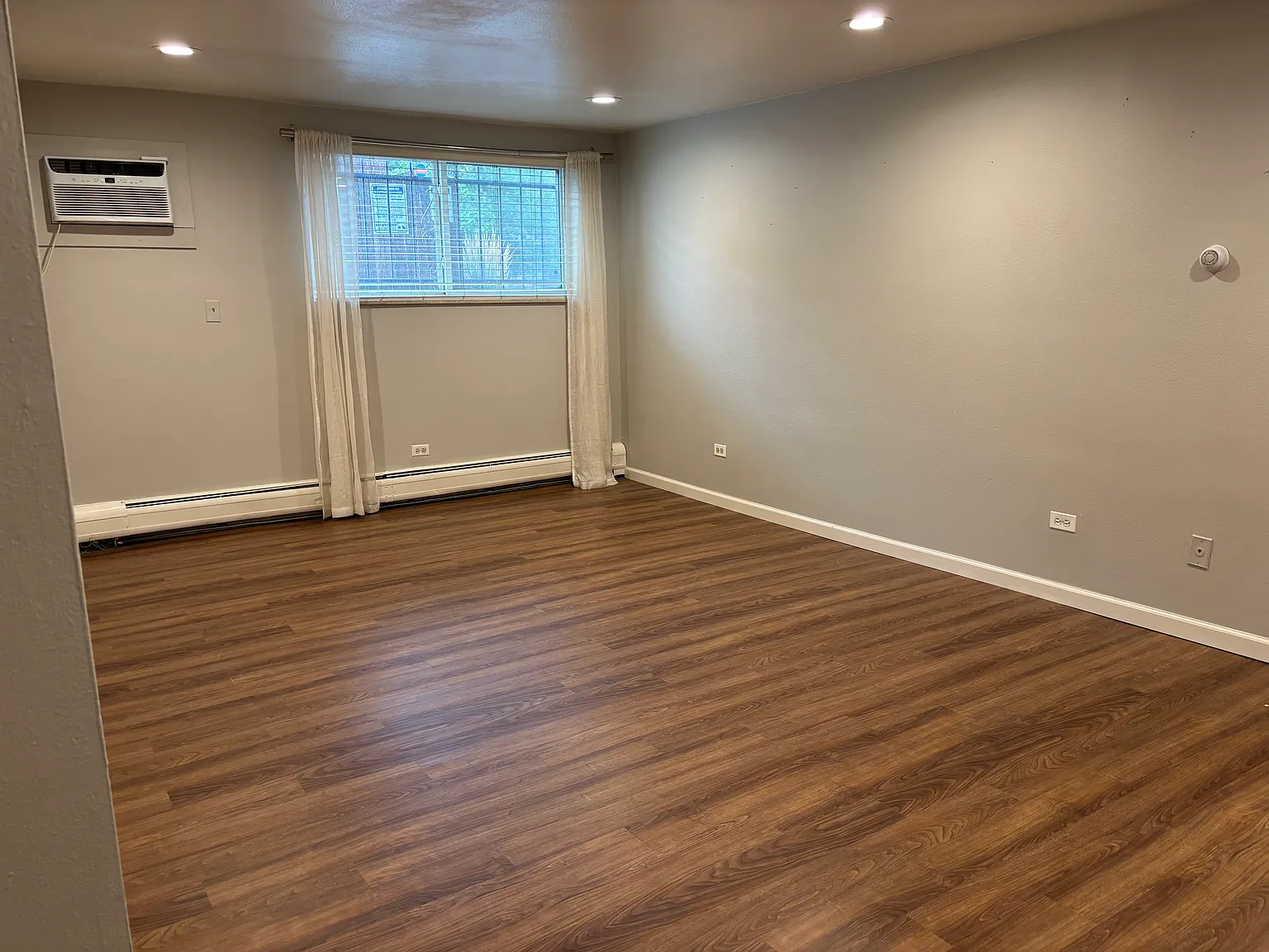 2 bed, 1000 sqft, $2,300 — Photo 3
