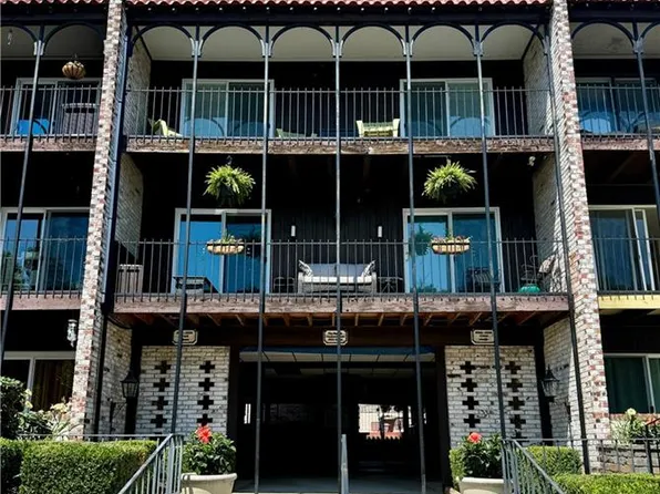 5012 Grand Ave APT C, Kansas City, MO 64112