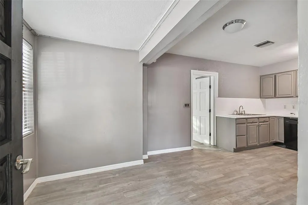 4 bed, 2.0 bath, 1400 sqft, $2,875 — Photo 2