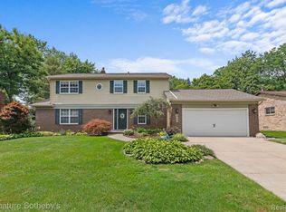 2793 Waterloo Dr, Troy, MI 48084