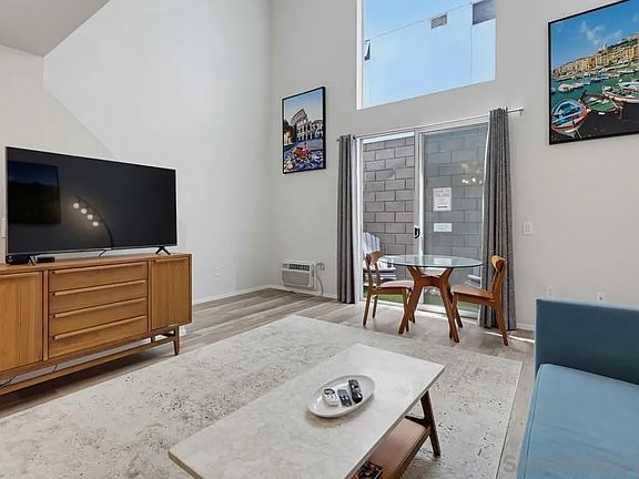2nd image of 1944 State St Unit 3