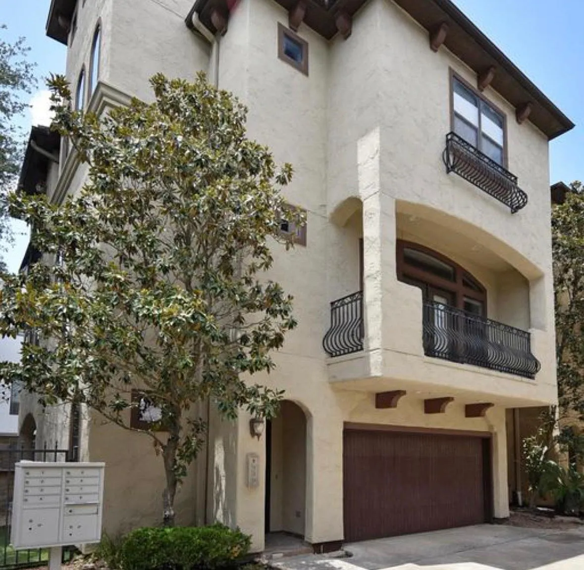 3 bed, 3.5 bath, 2660 sqft, $3,500 — Photo 2