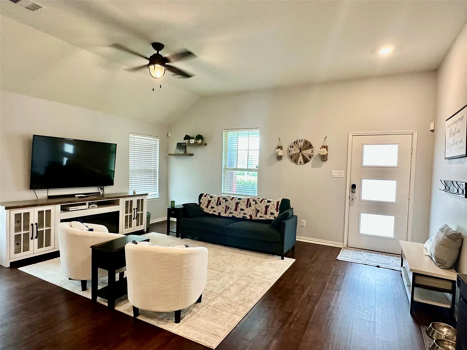 3 bed, 2.0 bath, 1536 sqft, $2,400 — Photo 2