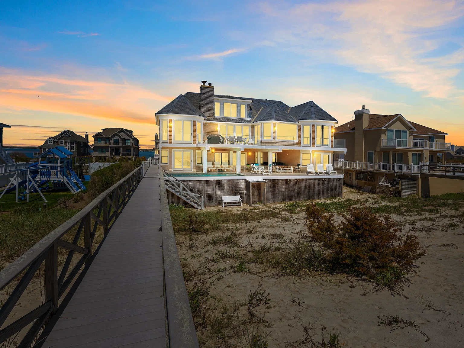 Stunning Oceanfront Home in Westhampton Dunes! — Photo 4