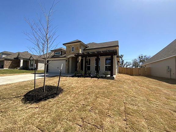 2nd image of 809 Fallbrook Dr