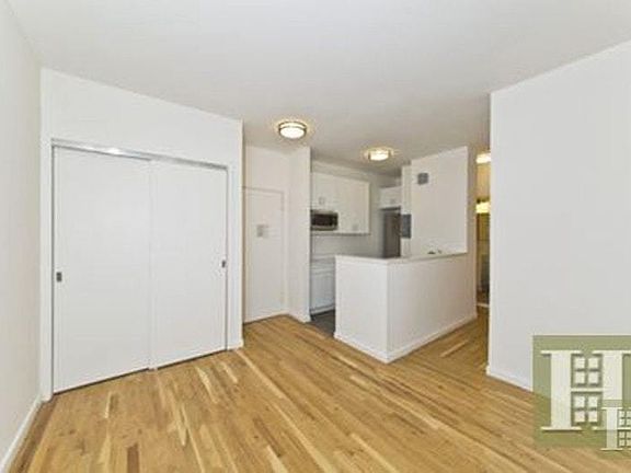 3rd image of 726 Greenwich St #7L