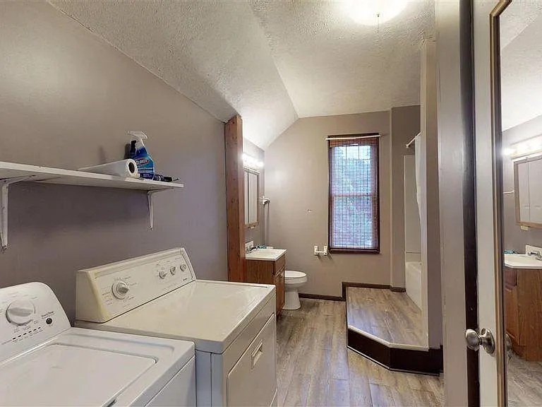 3213 Broadway Ave — Photo 21