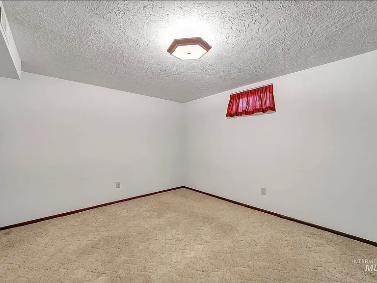 939 Bracken St N #2 — Photo 6