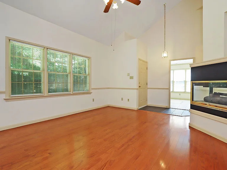109 Larkspur Holw — Photo 3