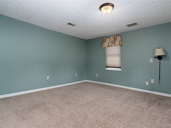 5th image of 31 Clarksville Rd