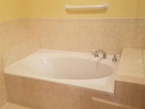 4th image of 2701 Williamsburg Dr