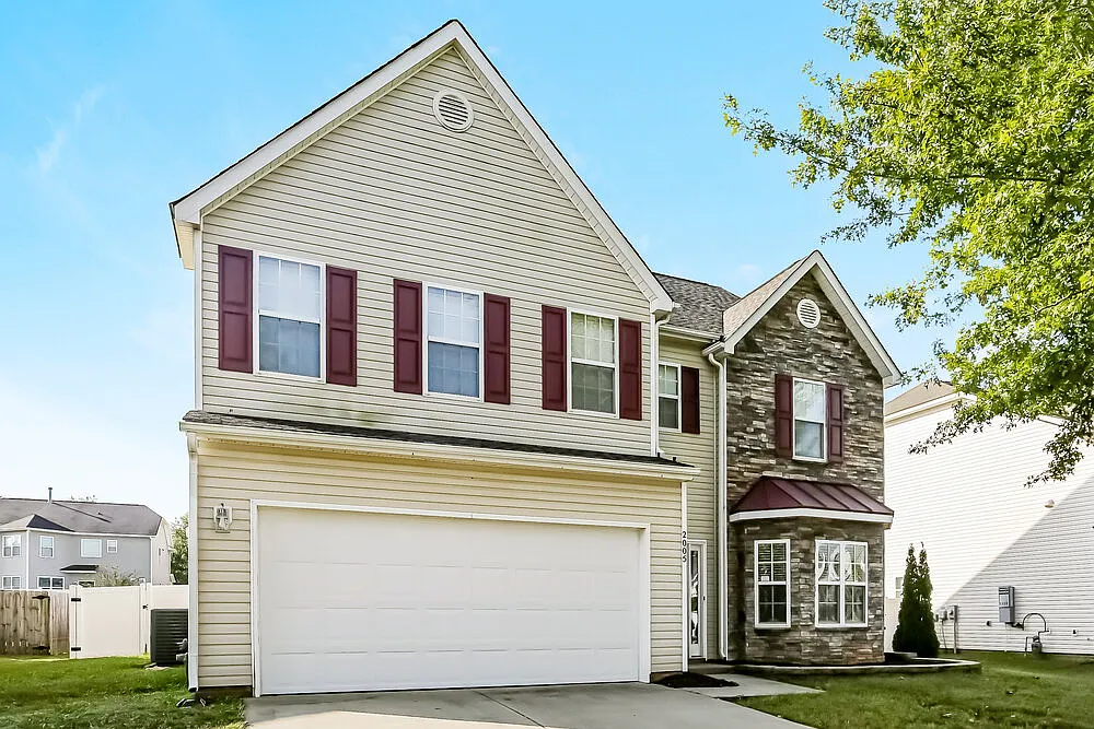 4 bed, 2.5 bath, 2900 sqft, $2,500 — Photo 4