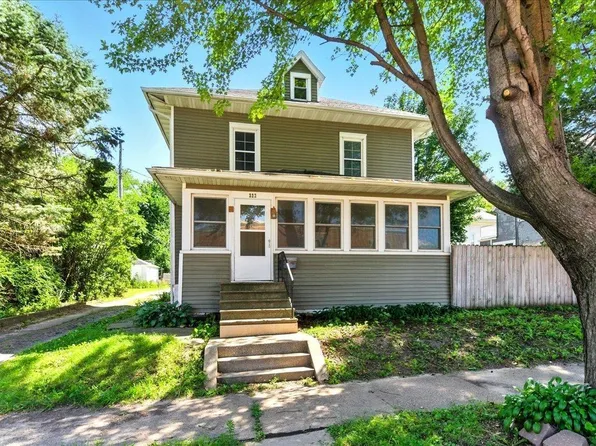322 W 8th St, Cedar Falls, IA 50613