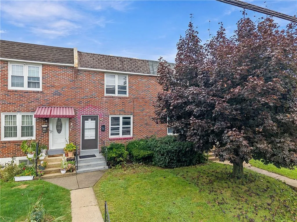 4 bed, 2.0 bath, 1344 sqft, $2,300 — Photo 2