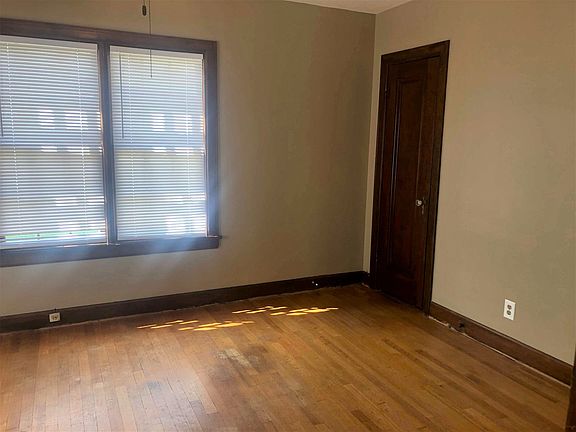 3rd image of 812 W Elm Ave