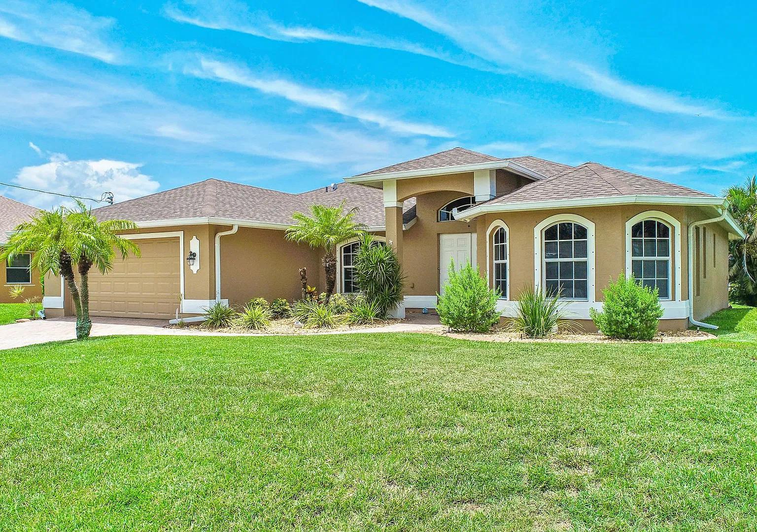 Heated Pool Home on a Fresh Water Canal 3 bedroom 2 Bath 2 Car Garage — Photo 4