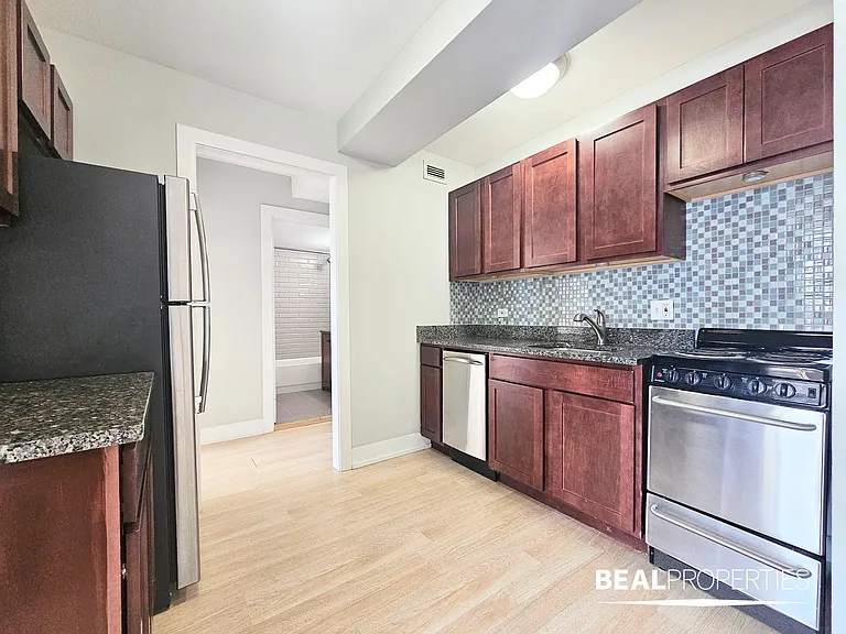 445 W Wellington — Photo 9