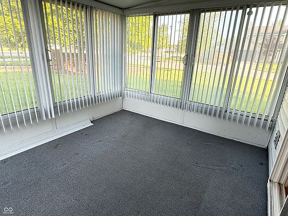3rd image of 901 Peony Ln