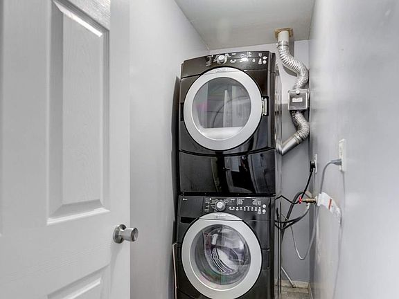 4th image of 1050 Falgarwood Dr #122
