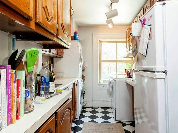 3rd image of 64 Bank St APT 6