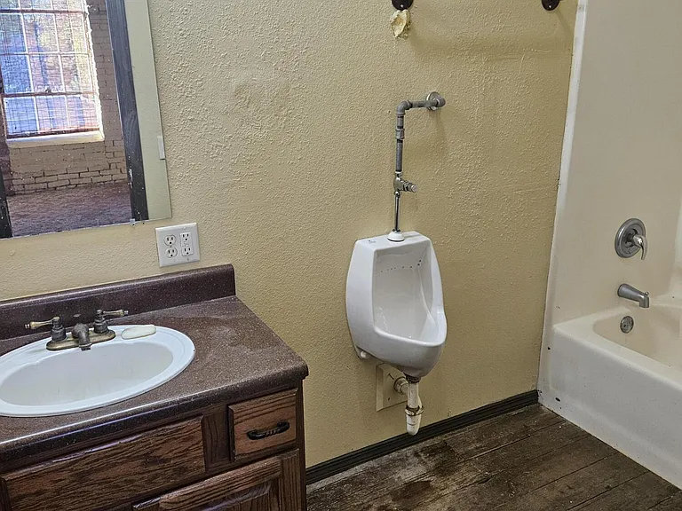 1303 W College St — Photo 27