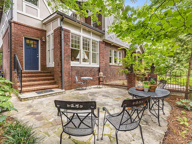 2417 Glenwood Dr NE #A — Photo 2